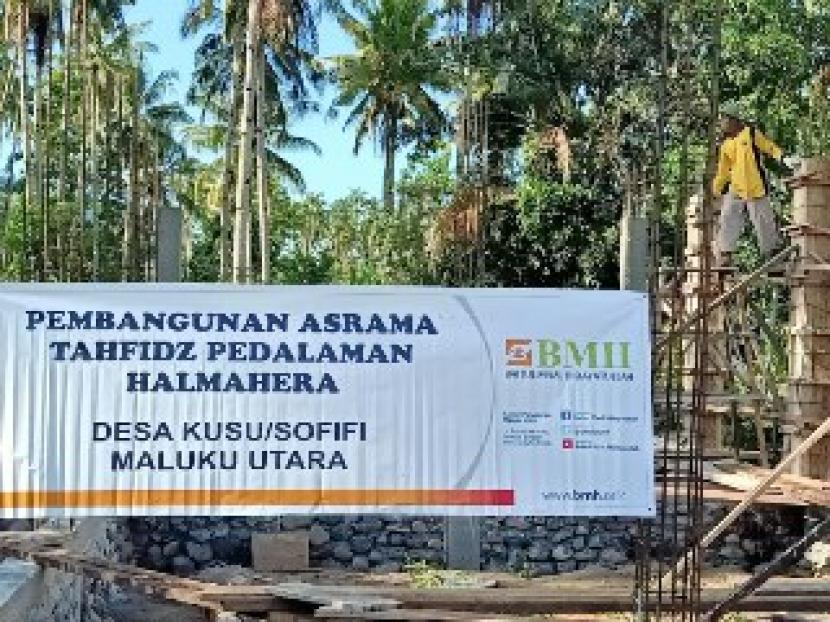 BMH membangun asrama untuk santri  penghafal Quran di Desa Kusu, Sofifi, Kecamatan Oba Utara, Halmahera, Maluku Utara.
