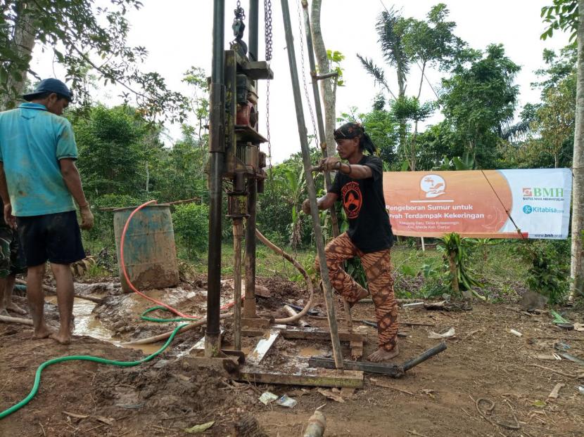 Pembangunan sumur bor untuk warga terdampak kekeringan di Cianjur, Jawa Barat.