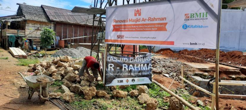 BMH membangun kembali Masjid Ar-Rahman yang berada di  Dusun Sendana, Desa Botteng Utara, Kecamatan Simboro, Kabupaten Mamuju,  Sulawesi Barat.            