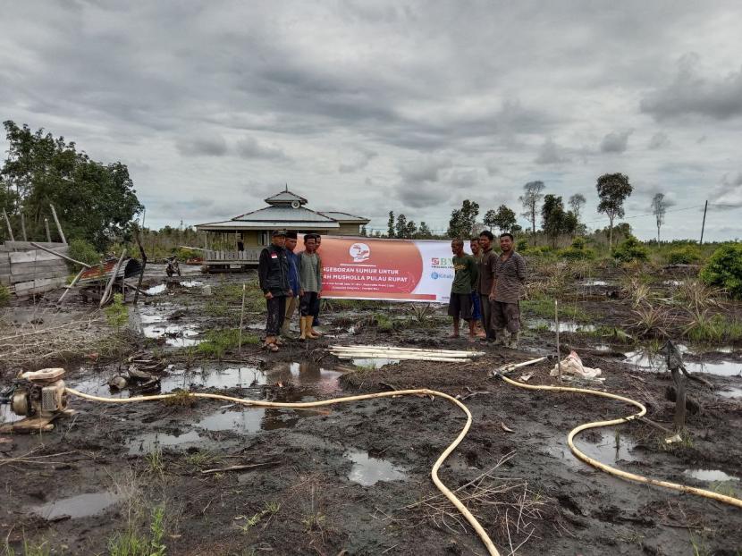 BMH  membangun sumur bor dan fasilitas MCK (mandi, cuci, kakus) di Dusun Hutan Samak, Bengkalis, Riau.