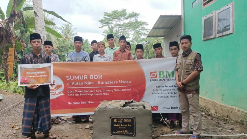 BMH membangun sumur bor untuk santri dan masyarakat  di Desa Siwalubanua, Kecamatan Gunungsitoli Idenoi, Nias, Sumatera Utara.