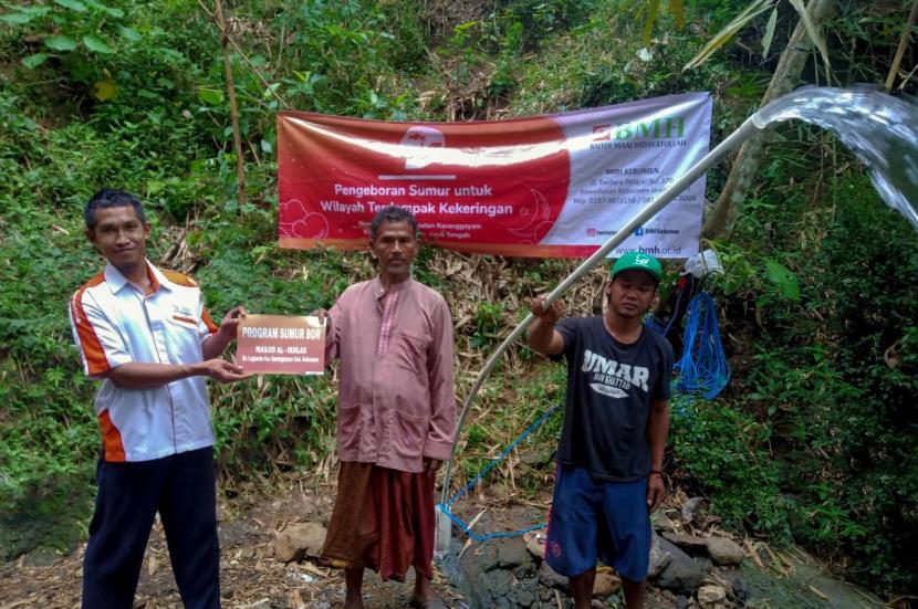 BMH membangunkan sumur bor untuk masyarakat Dukuh Pucung, Desa Logandu, Kecamatan Karanggayam, Kabupaten Kebumen, Jawa Tengah.