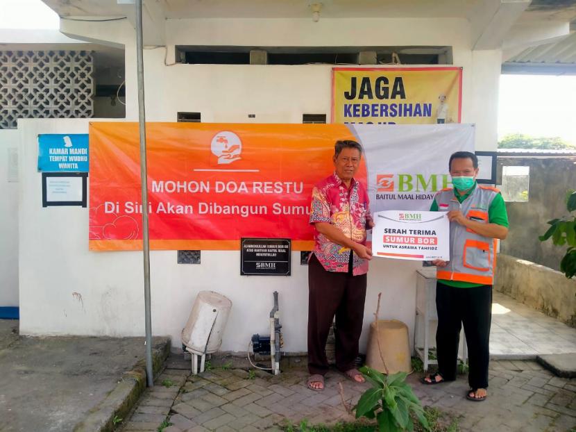 BMH membangunkan sumur bor untuk Pesantren Darul Hijrah Yogyakarta.