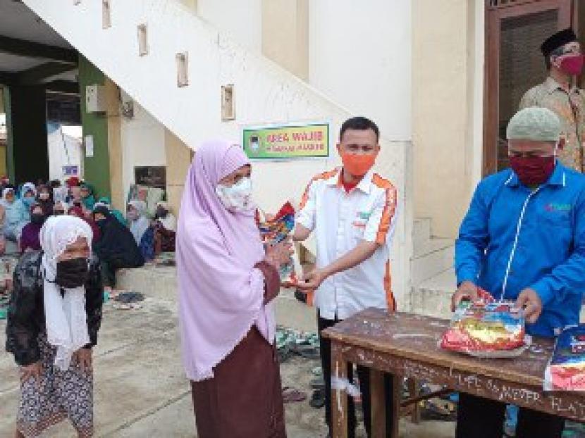 BMH memberikan bantuan beras kepada janda tangguh di Kecamatan Kedung, Kabupaten Jepara, Jawa Tengah.
