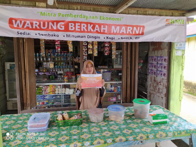 BMH memberikan bantuan modal usaha untuk Ibu Musawiyah  di Jalan Mulawarman, Kelurahan Teritip, Kecamatan Balikpapan Timur, Kalimantan Timur, Selasa (8/3).