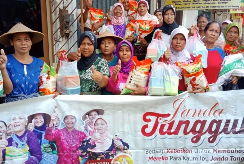 BMH memberikan bantuan paket sembako dan uang tunai kepada para wanita yang merupakan janda dan buruh gendong di Pasar Johar, Semarang. 