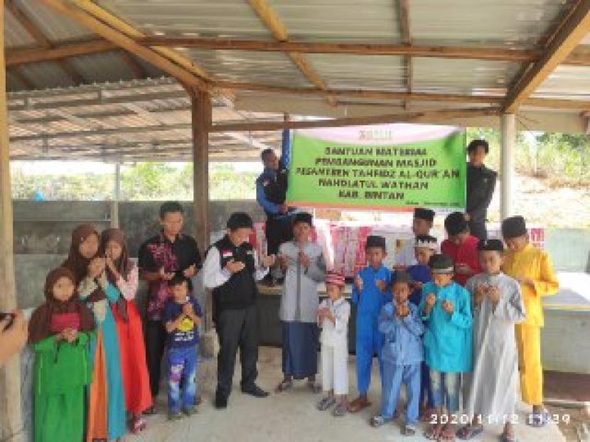 BMH memberikan bantuan pembangunan masjid di Pesantren Zainuddin Nahdlatul Wathan di Bintan, Kepulauan Riau.