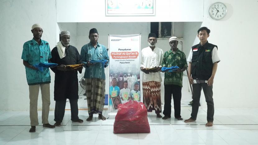 BMH memberikan bantuan perlengkapan ibadah kepada masyarakat Muslim Papua di Kampung Kalitami I, Distrik Kamundan, Kabupaten Teluk Bintuni, Papua Barat, Sabtu (9/4).
