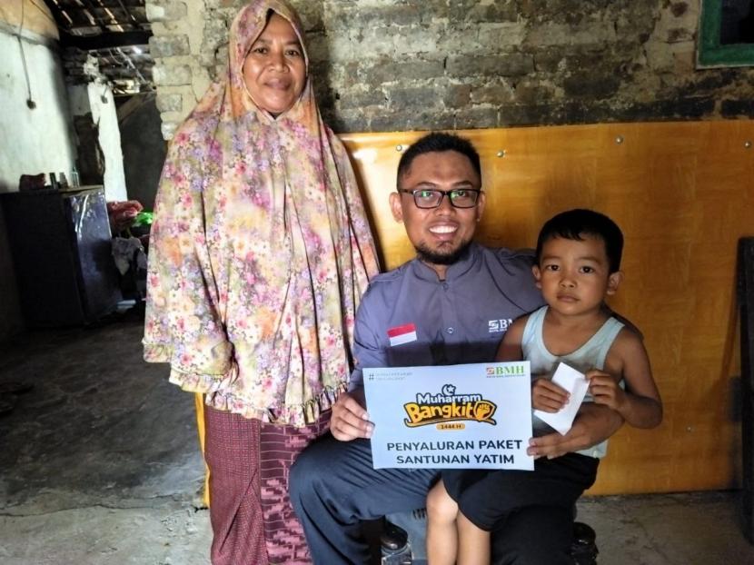 BMH memberikan bantuan untuk anak yatim dan dhuafa di Kota Cilegon dan Kabupaten Serang, Banten, Kamis (11/8/2022).