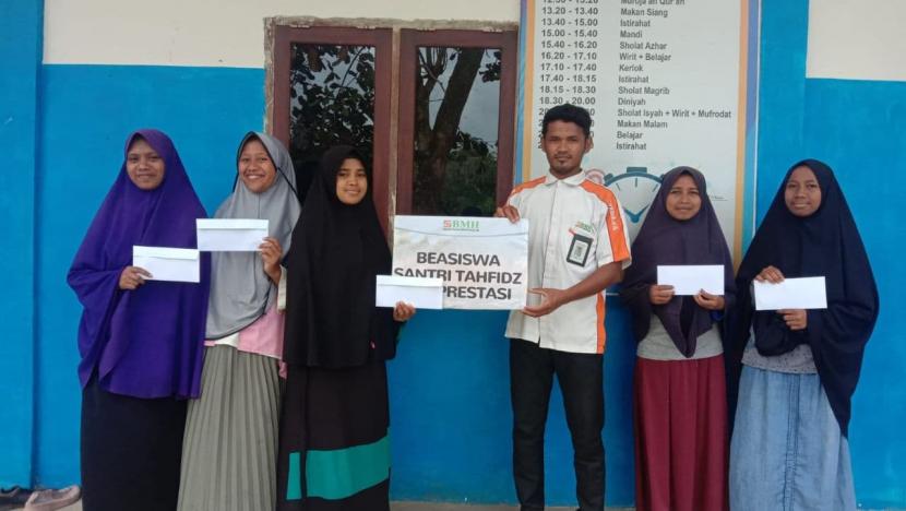 BMH memberikan beasiswa kepada santri tahfidz berprestasi di Pondok Pesantren tahfidz Hidayatullah Liang, Maluku, Selasa (7/9).