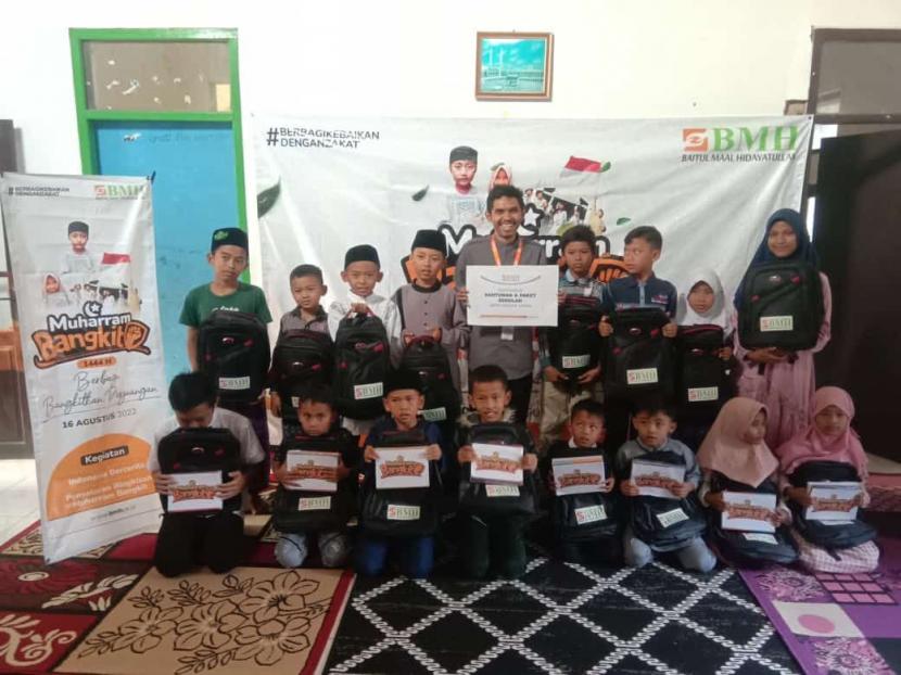 BMH memberikan bingkisan paket pendidikan kepada siswa yatim dan dhuafa yang berada di Kampung Cimanggu, Cisarua, Bandung Barat, Selasa (16/8/2022).
