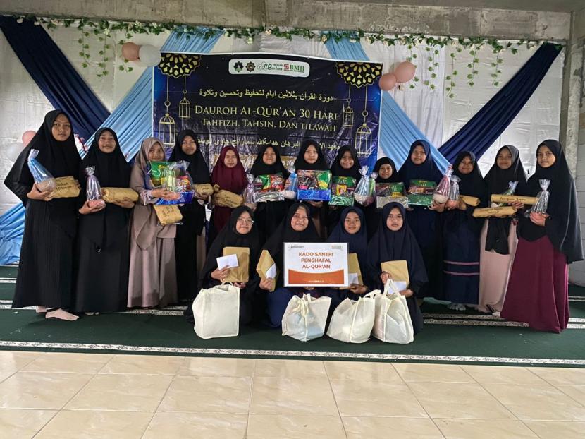 BMH memberikan kado lebaran untuk santriwati penghafal Quran di Semarang, Jawa Tengah, Senin  (25/4).