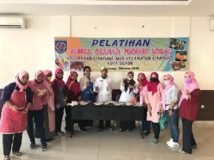 BMH memberikan pelatihan membuat aneka olahan makanan produk lokal kepada para ibu hebat -- sebutan untuk para janda dan pejuang keluarga yang ingin membantu suami mendapatkan tambahan penghasilan.