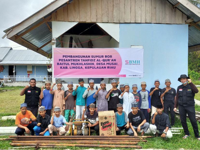 BMH membuatkan sumur bor untuk Ponpes Tahfidz Alquran dan Kitab Kuning Baitul Mukhlasin di Desa Musai,  Kecamatan Lingga, Kepulauan Riau.