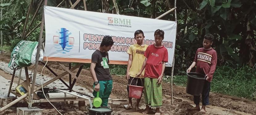 BMH memulai pembangunan sumr bor untuk Pesantren Dhiyaul Haq di Jalan Kampung Buah Limus RT VI/ RW II Sampir, Waringkurung, Kabupaten Serang, Banten, Kamis (24/2).