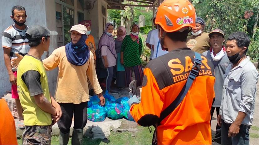 BMH mendirikan tiga posko untuk mendistribusikan bantuan kepada warga korban erupsi Semeru di Lumajang, Jawa Timur.