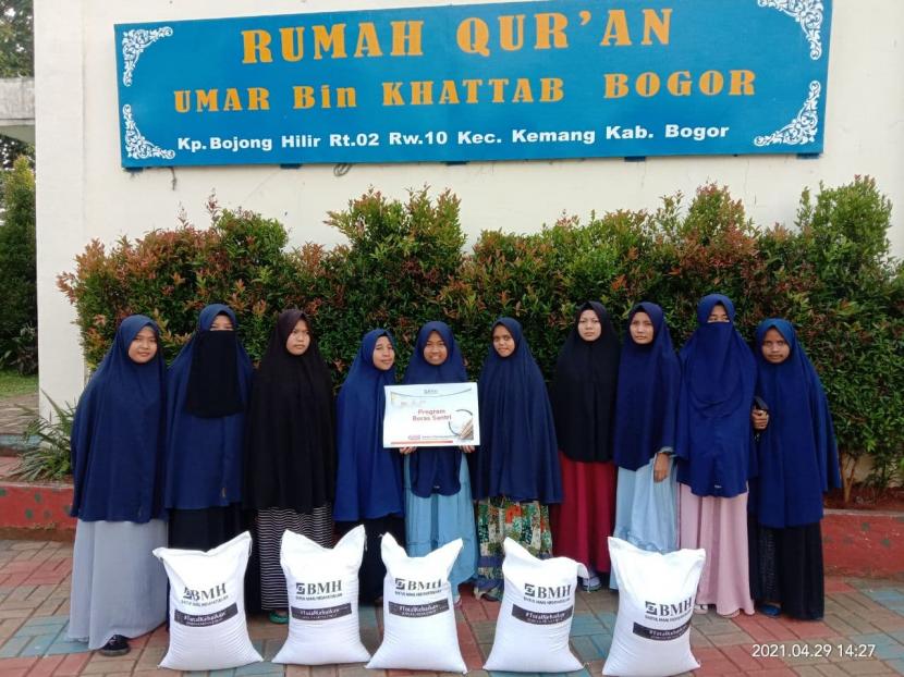 BMH mendistribusikan beras dari lumbung pangan santri di Pesantren Hidayatullah Pebayuran Bekasi didistribusikan ke 10 pesantren dan Rumah Qur
