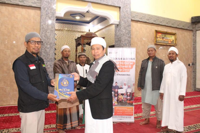BMH Perwakilan Sumatera Utara mendistribusikan puluhan Quran dan Iqro kepada warga dan anak-anak desa di Kampung Pelita, Desa Saribudolok,  Kecamatan Silimakuta,  Kabupaten Simalungun,  pekan lalu.