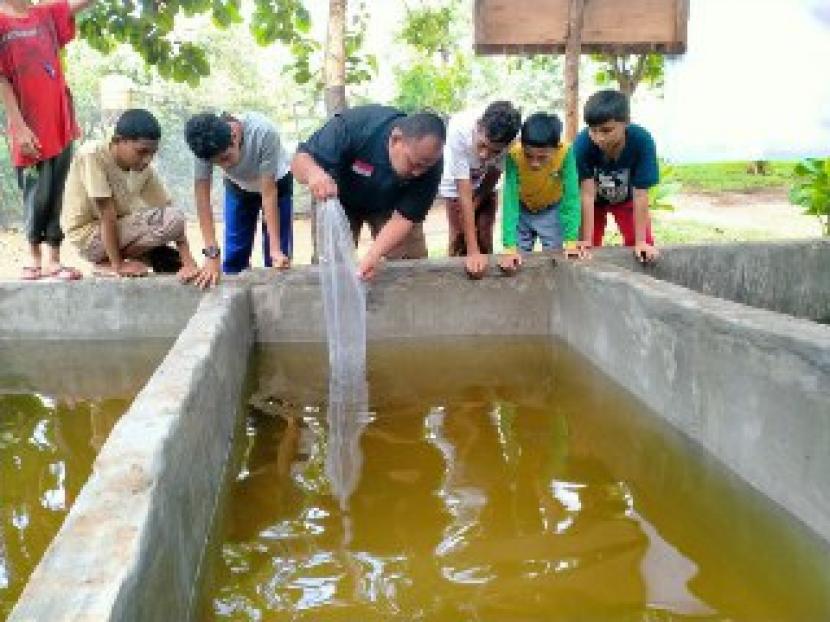 BMH menebarkan 3.000 bibit ikan lele di Pesantren Hidayatullah Kupang, NTT.
