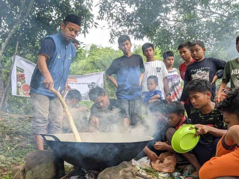 BMH mengadakan acara makan ikan bersama santri Tahfidz Ummul Qura Maros, Sulawesi Selatan, Sabtu (26/2).