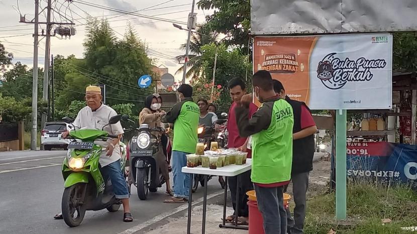 BMH mengadakan pembagian ta'jil  di Jalan WR  Supratman nomor  2 Beringin Raya, Kecamatan Muara Bangka Hulu Kota Bengkulu, Jumat  (22/4).