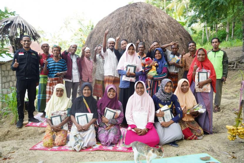 BMH mengantarkan mushaf Alquran, buku Iqra' dan mukena baru untuk minoritas Muslim di  Toi'o, pedalaman Nusa Tenggara Timur (NTT), Rabu (26/1)