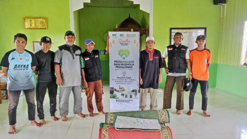 BMH menggandeng BSI Maslahat menggencarkan gerakan bersih-bersih masjid dan bantu sarana ibadah di  Masjid Al-Falah Desa Tetaban, Kecamatan Sebuku, Kabupaten Nunukan Kalimantan Utara, Sabtu (4/3/2023).