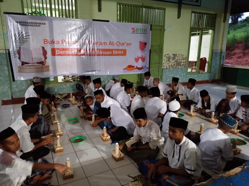 BMH menggelar acara buka Puasa Arafah bersama 1.032 santri zona Sulawesi, Jumat (8/7/2022).