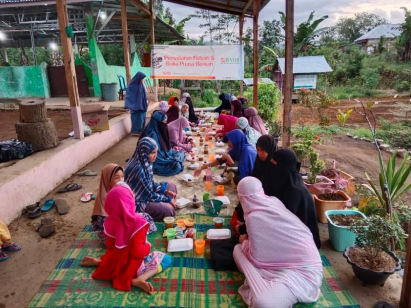 BMH menggelar Buka Puasa Berkah serentak bersama 565 santri yatim dhuafa di 12 Pesantren Bengkulu, Ahad (24/4).