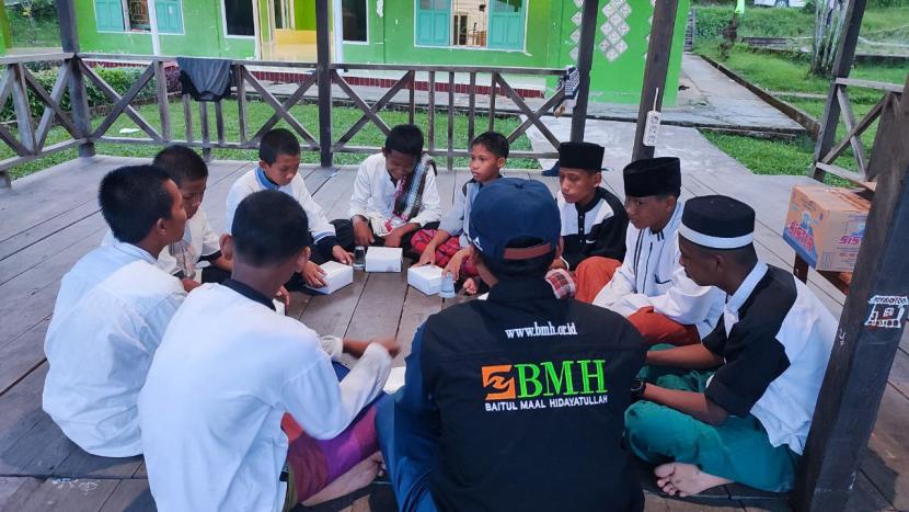 BMH menggelar buka puasa sunnah setiap Senin dan Kamis yang diikuti oleh para santri se-Kalimantan Utara.