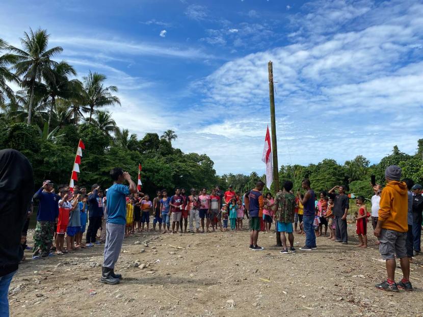 BMH menggelar upacara peringatan HUT RI yang ke-77 bersama Suku Togutil di Desa Woda, Kecamatan Oba, Kabupaten Tidore Kepulauan, Rabu (17/8/2022).