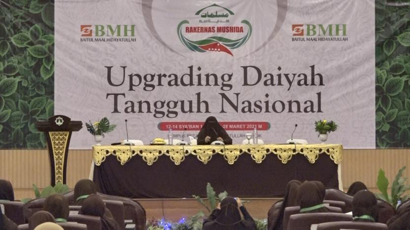 BMH menggelar upgrading daiyah tangguh tingkat nasional di DEpok, Ahad (28/3).