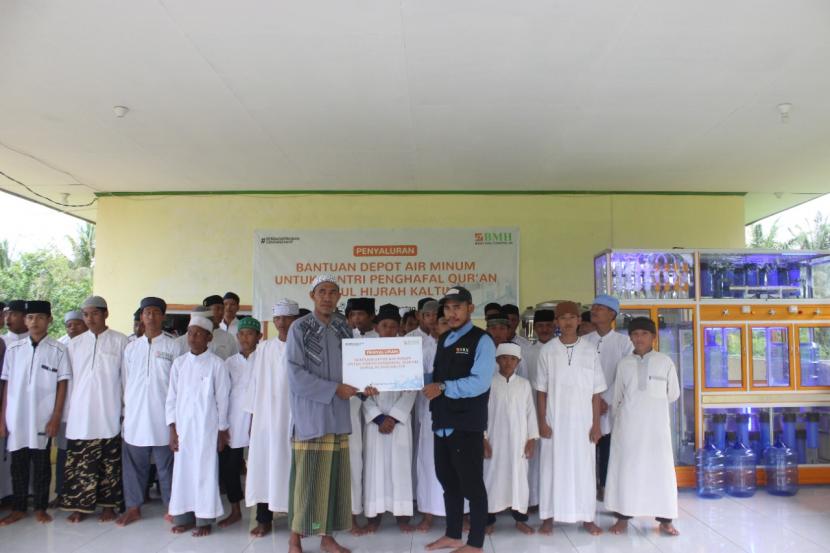 BMH menghadirkan depot air minum untuk santri di Pesantren Darul Hijrah, Bontang, Kalimantan Timur, Kamis (23/6).