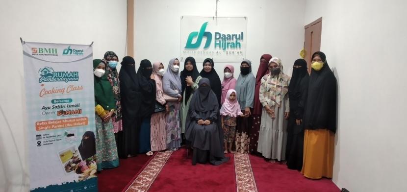 BMH menghadirkan Rumah Pemberdayaan di Makassar  dan memberikan pelatihan dan pendampingan usaha ibu hebat, Selasa (16/11).