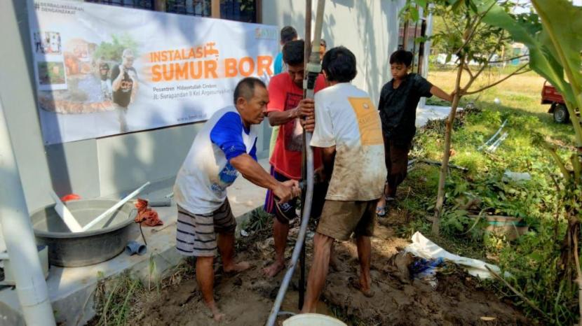 BMH menghadirkan sumur bor untuk santri di Pesantren di Jalan Surapandan II Kelurahan Argasurya, Kecamatan Harjamukti, Cirebon.
