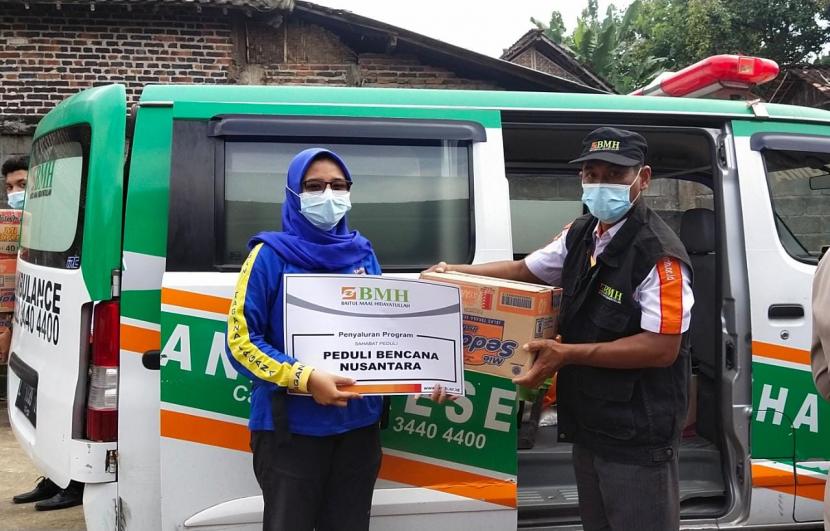 BMH mengirimkan ambulans dan sembako untuk membantu korban longsor di Nganjuk, Jawa Timur.