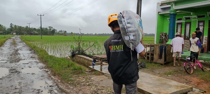 BMH mengirimkan bantuan kepada  warga terdampak banjir di Ciawi,  Pandeglang, Selasa (8/3).