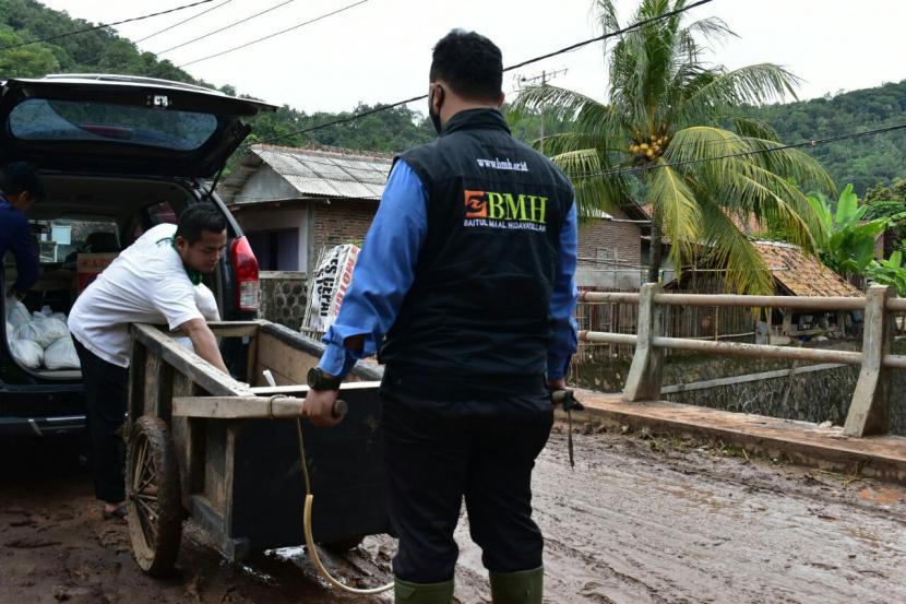 BMH mengirimkan bantuan untuk para korban banjir di Culegon, Banten, Senin (4/5).