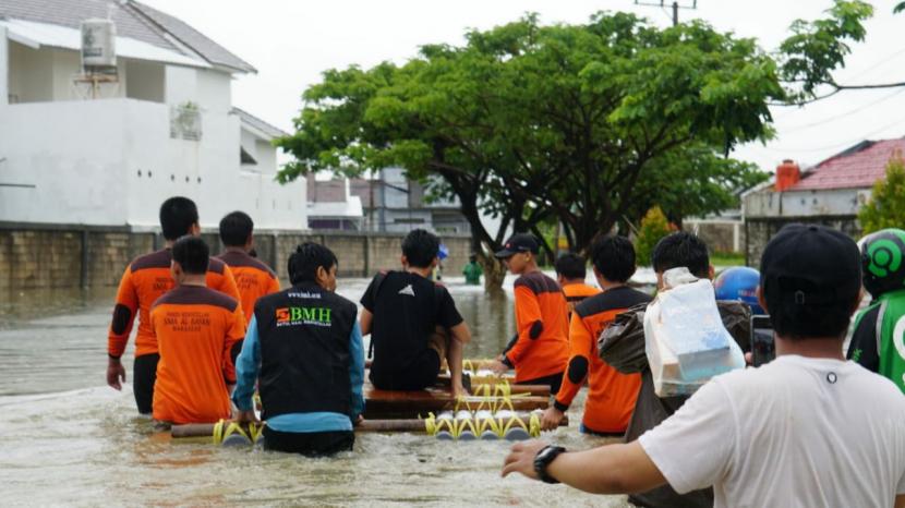 BMH mengirimkan relawan dan bantuan makanan untuk para korban banjir Makassar, Sulawesi Selatan.