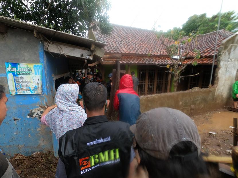 BMH mengirimkan relawan dan bantuan untuk pengungsi banjir bandang Cicurug, Sukabumi.