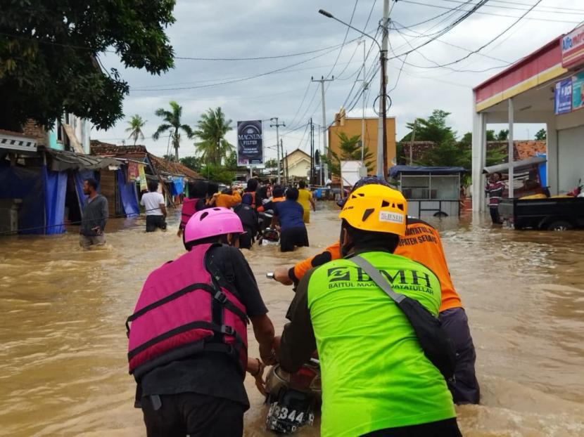 BMH mengirimkan relawan dan makanan siap saji untuk membantu korban banjir di Serang, Banten, Rabu (1/3).