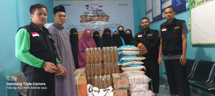BMH menyalurkan bantuan paket sembako untuk santri putri di Pesantren Hidayatullah Konawe, Sulawesi Tenggara, pekan lalu.