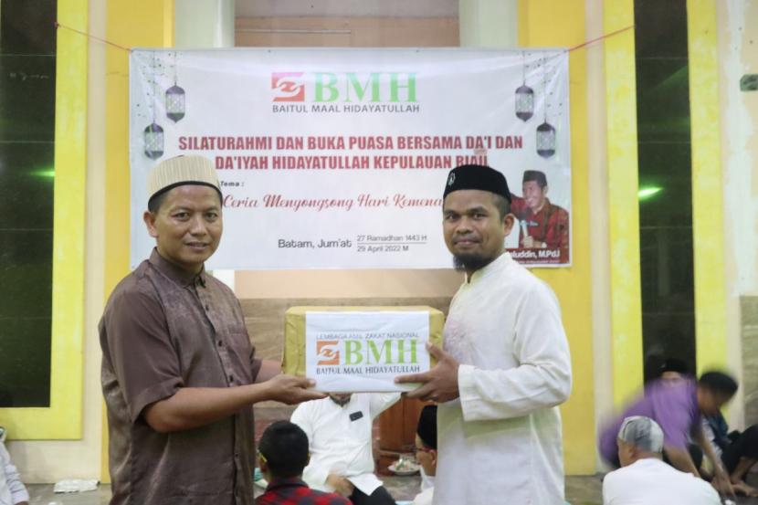 BMH menyakurkan Bingkisan Ramadhan untuk 60 dai dan daiyah di Batam, di Masjid Ar-Riyadh, Kampus Hidayatullah, Tanjung Uncang, Batam, Jumat (29/4).