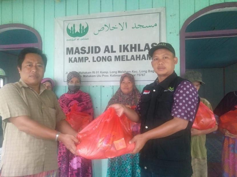 BMH menyalurkan 300 paket sembako kepada mualaf di Desa Long Melaham, Kecamatan Long Bagun, Kabupaten Mahakam Hulu (Mahulu), Kalimantan Timur.