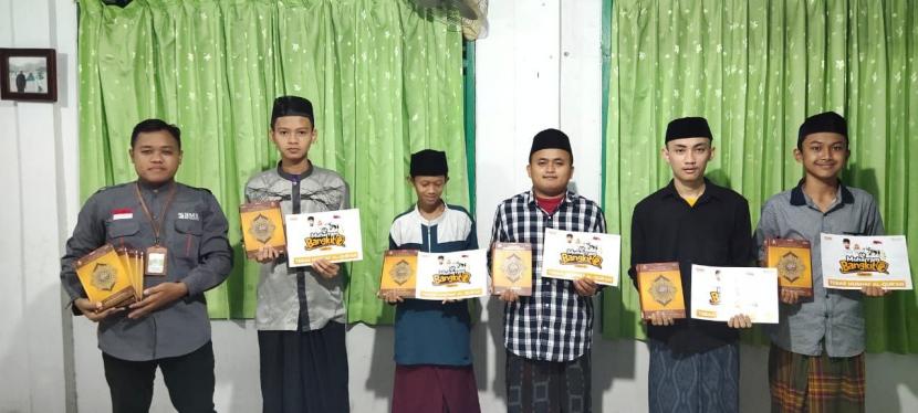 BMH menyalurkan 444 Alquran kepada santri di  40 masjid dan mushala se-Banten.