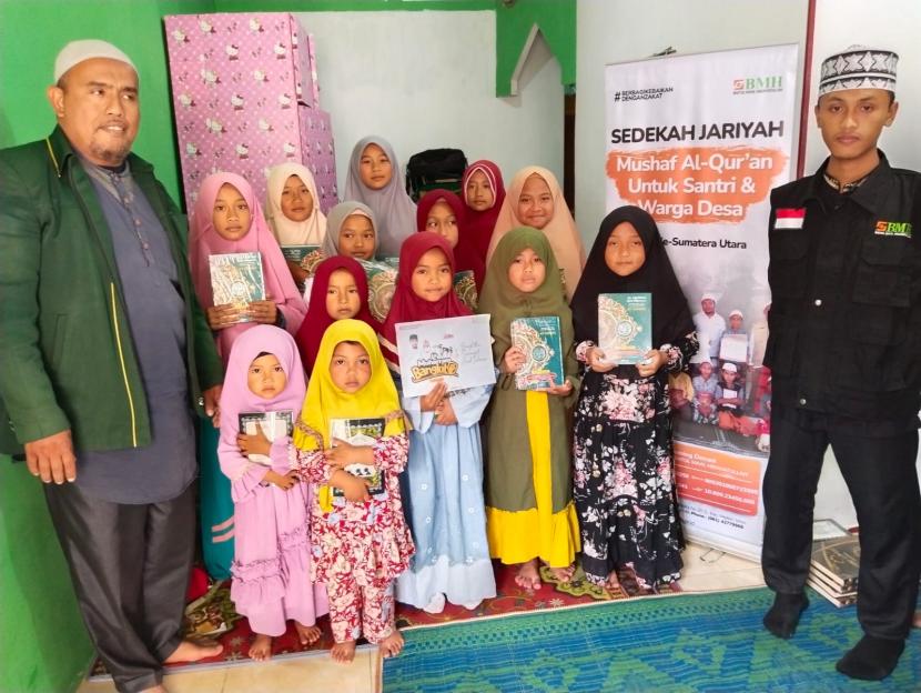 BMH  menyalurkan  Alquran dan buku Iqro untuk santri Rumah Quran di  Dusun VI,  Desa Peceren Sempajaya,  Kecamatan Brastagi,  Kabupaten  Tana Karo, Sumut, pekan lalu.