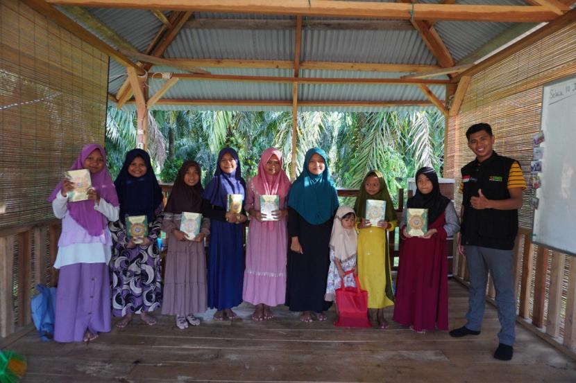 BMH menyalurkan Alquran untuk santri penmghafal Quran di LKSA Al-Kautsar, Kabupaten Bengkulu Utara, Senin  (16/1/2023).