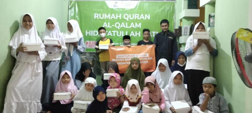 BMH menyalurkan amanah para donatur kepada 21 santri Rumah Quran Hidayatullah di Pati, Jawa Tengah, Rabu (28/9/2022).