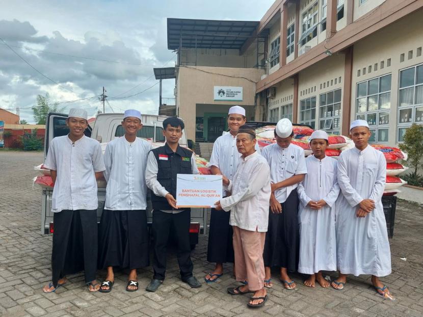 BMH menyalurkan bantuan  5 ton beras untuk santri tahfidz Aquran di Pesantren Ummul Qura Maros dan Pesantren  Al-Bayan Makassar, Kamis  (6/1).