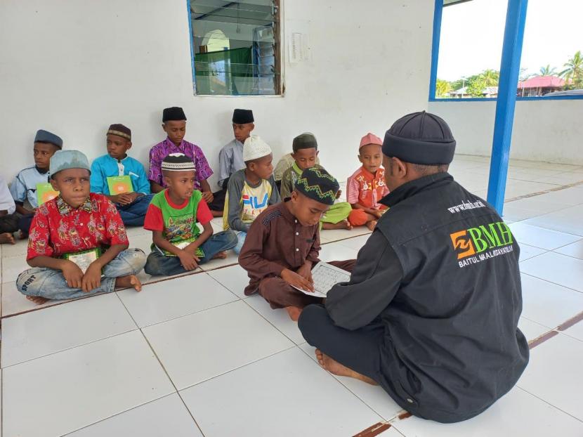 BMH menyalurkan bantuan Alquran dan buku Iqra untuk anak-anak Muslim di Papua Barat.